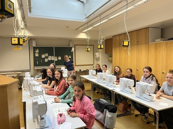 Gruppenbild Umgang mit der Nähmaschine Gruppenbild Umgang mit der Nähmaschine